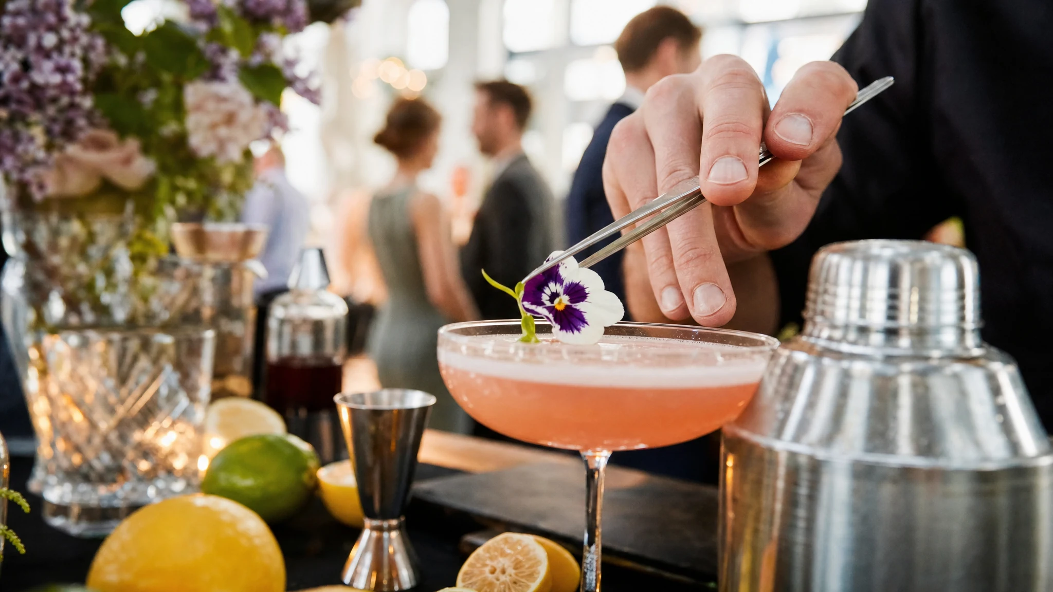 Barkeeper mieten Düsseldorf - Showbarkeeper vs. Klassischer Barkeeper: Was passt zu deinem Event?