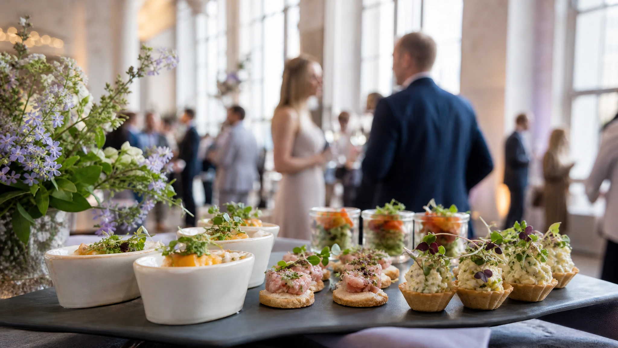Catering Bonn Fingerfood - Lieferung, Equipment und Auf-/Abbau: Was im Preis steckt (und was nicht)