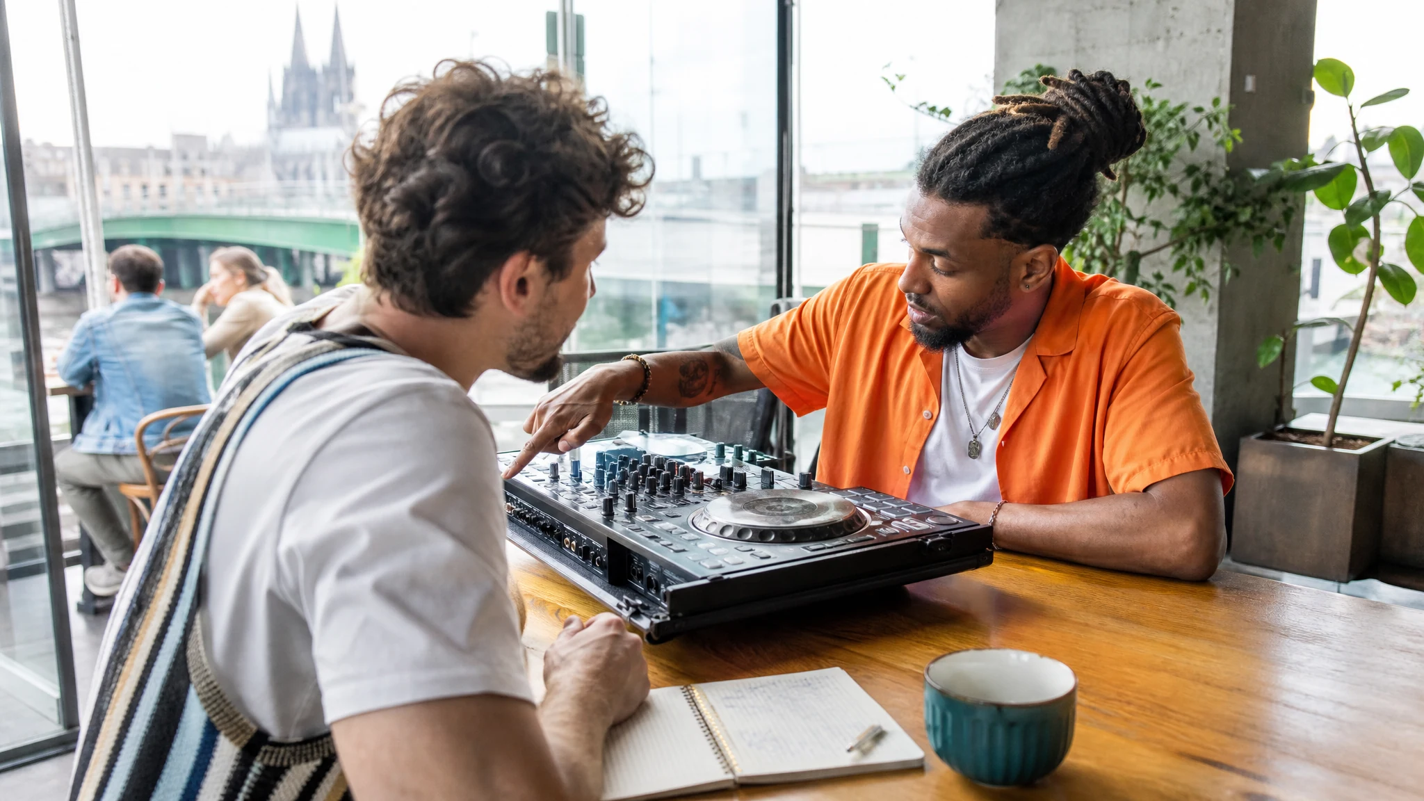DJ aus Köln - Schritt 3: Was du vor der Buchung prüfst - und worüber du mit dem DJ sprichst