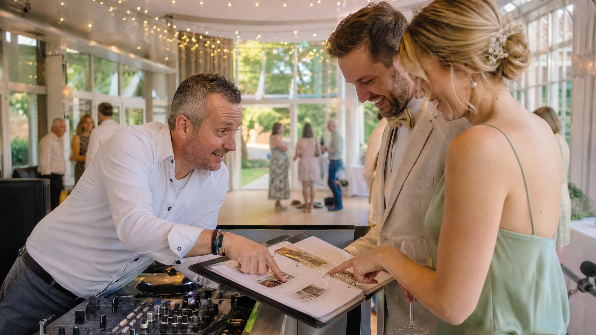 DJ Düsseldorf Hochzeit - Erfahrung und Social Proof: Woran du einen echten Hochzeits-Profi erkennst