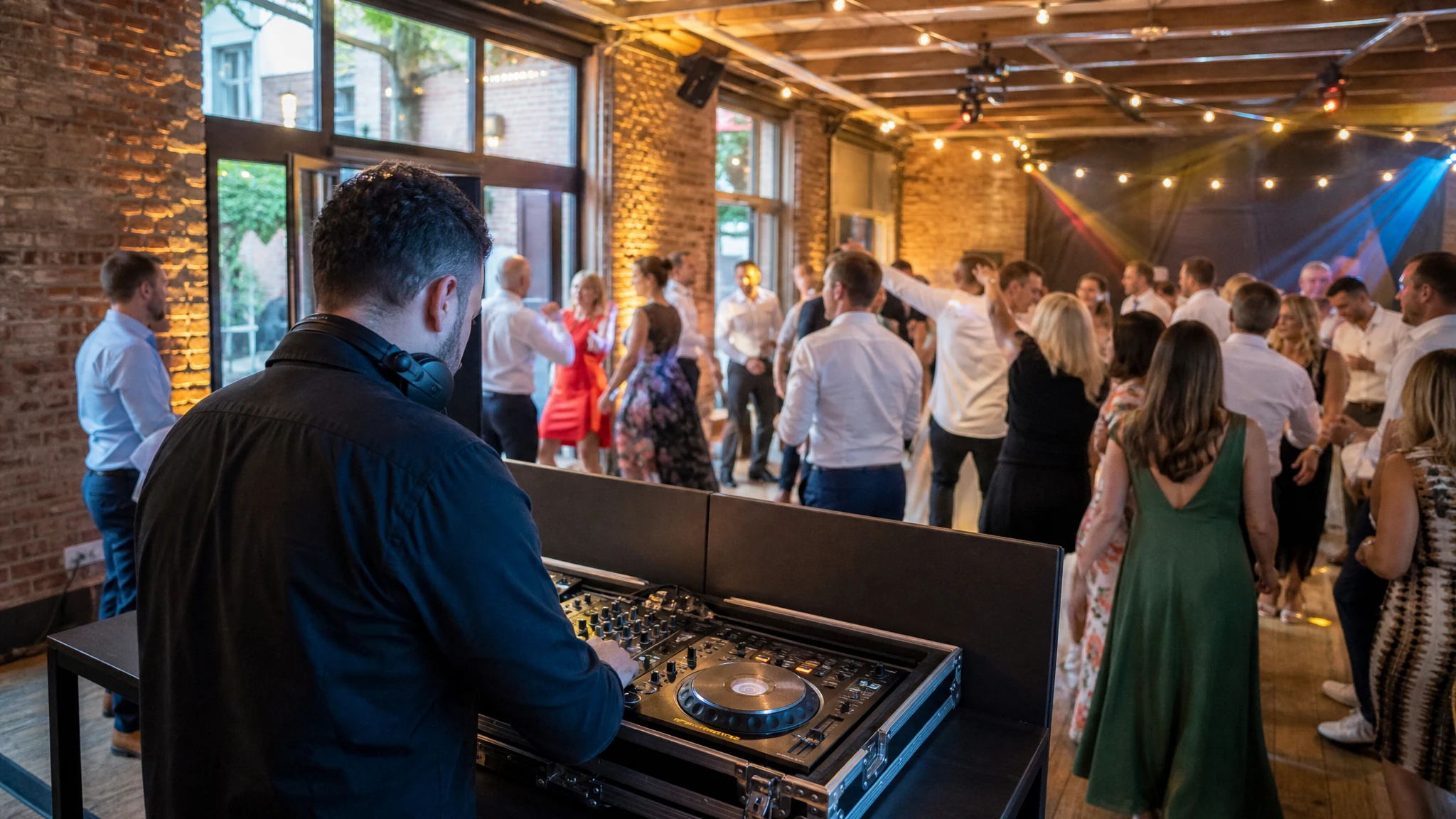 DJ Düsseldorf Hochzeit - Von der Trauung bis zum letzten Tanz: So begleitet ein DJ den ganzen Abend
