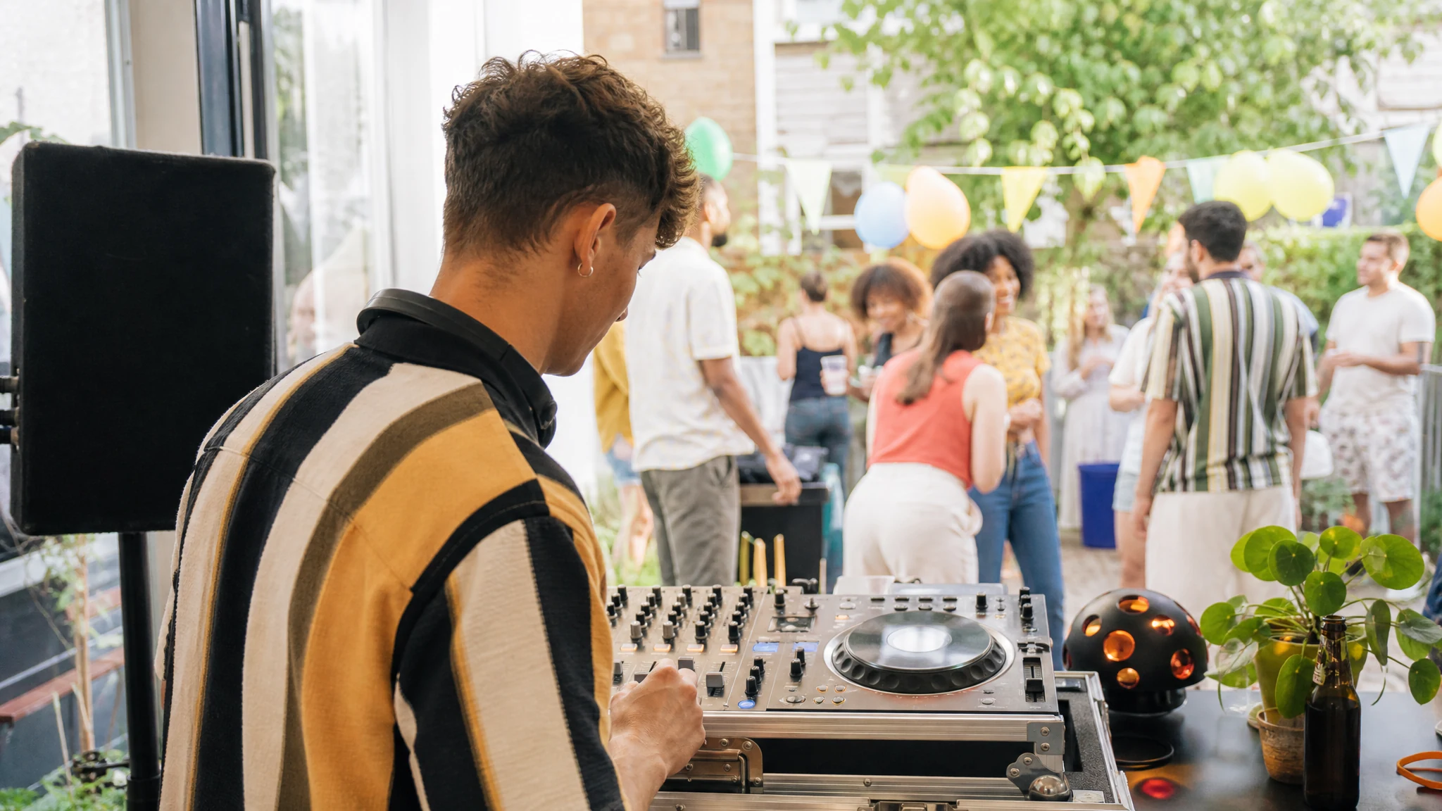 DJ mieten Geburtstag - Online buchen: So läuft die Suche und Verfügbarkeitsprüfung heute