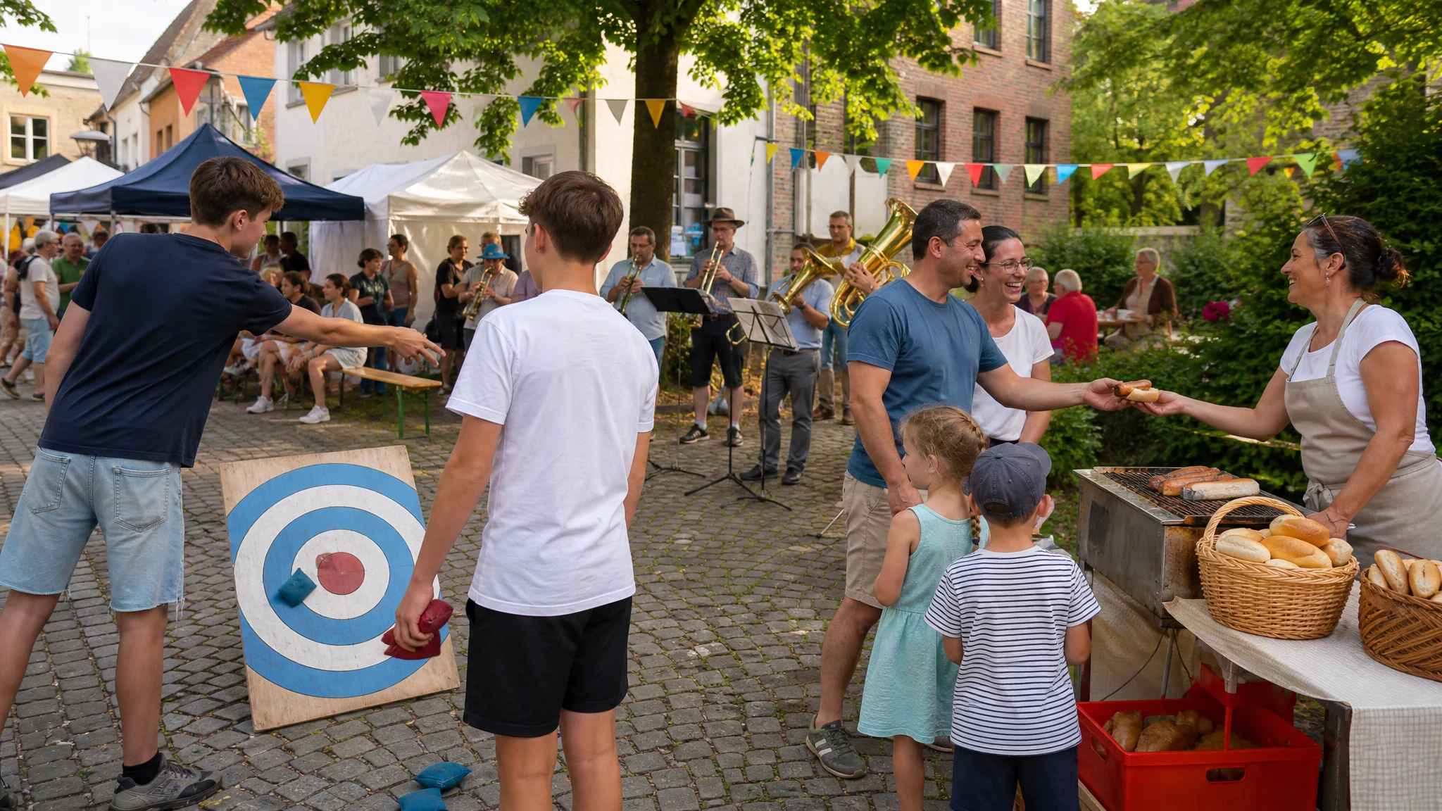 Auf einem Gemeindefest werfen Jugendliche Säckchen auf eine Zielscheibe, im Hintergrund spielt eine Blaskapelle