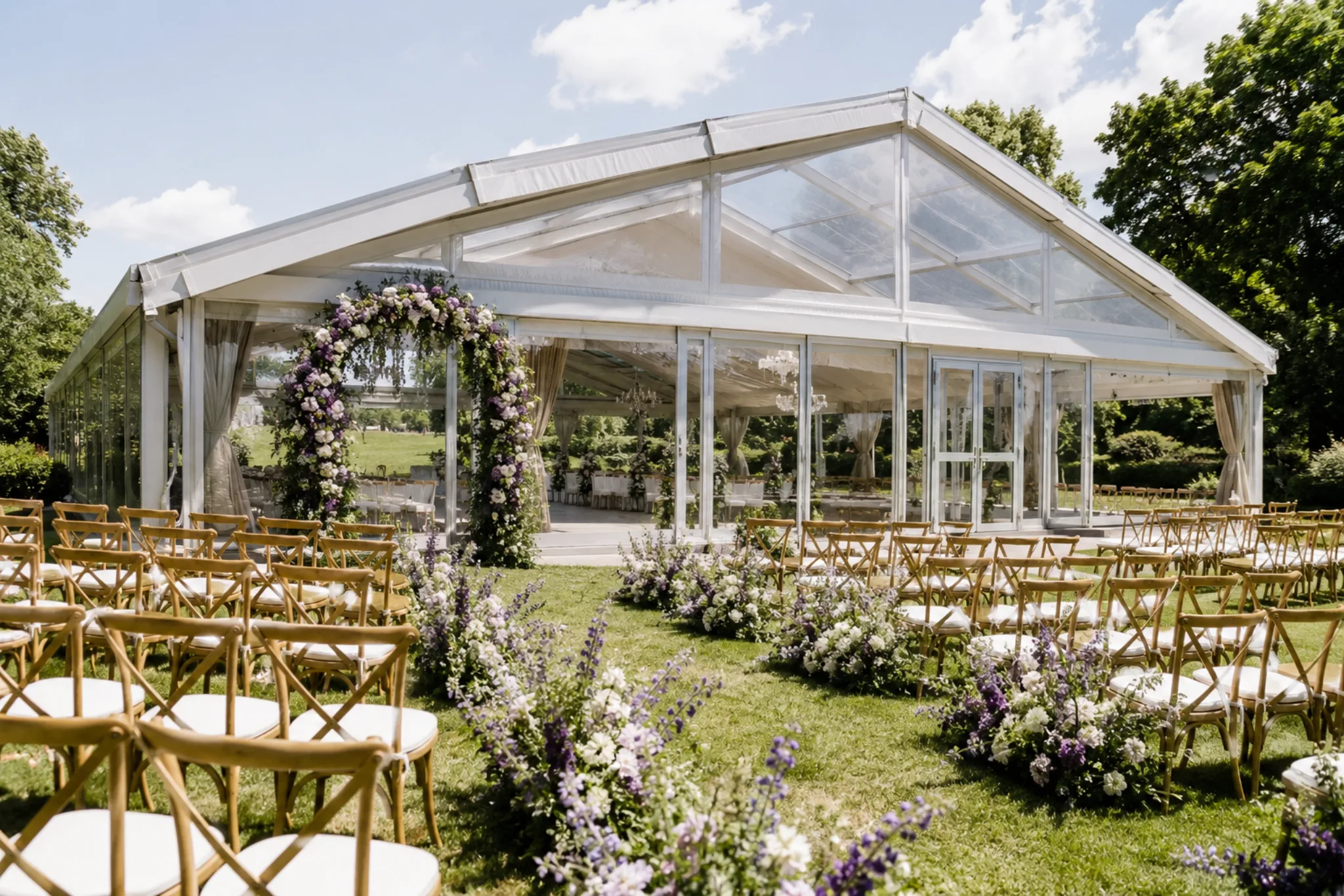 Für eine Hochzeit im Freien gemieteter weißer Pavillon mit Glaselementen, festlich eingedeckt