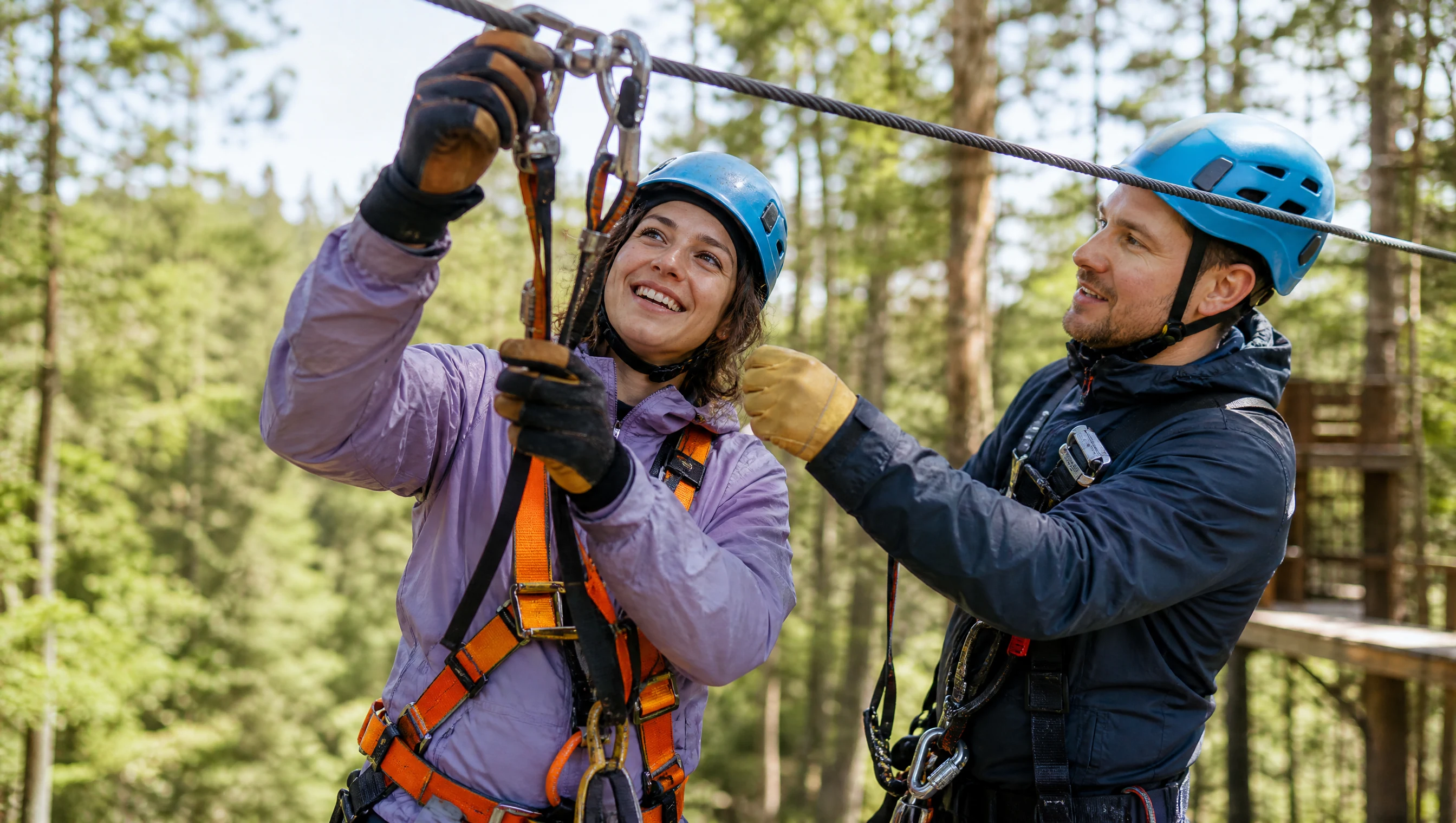 Was Ist ein Hochseilgarten - Gurt, Helm, Karabiner: Was Sicherheit im Hochseilgarten wirklich bedeutet
