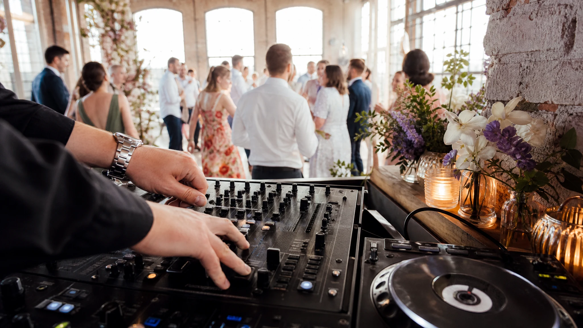 Was Kostet ein DJ für eine Hochzeit - Was Verlängerungsstunden wirklich kosten - und warum der Stundenlohn täuscht