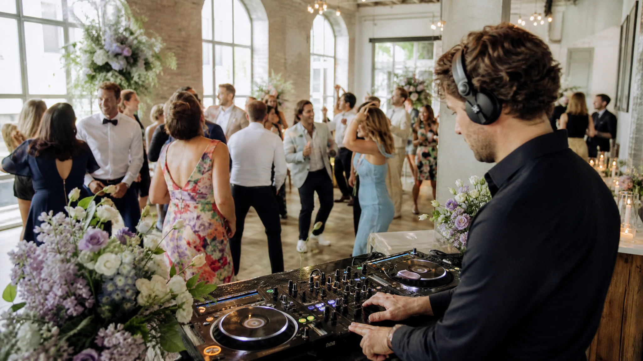 Djs buchen - Option A: DJ für Geburtstag und private Party buchen - Energie und Stil treffen sich