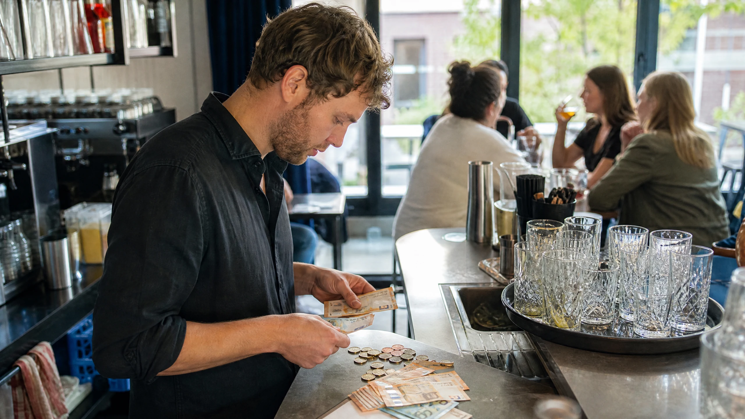 Barkeeper Deutsch - Gehalt und Trinkgeld - was Barkeeper verdienen