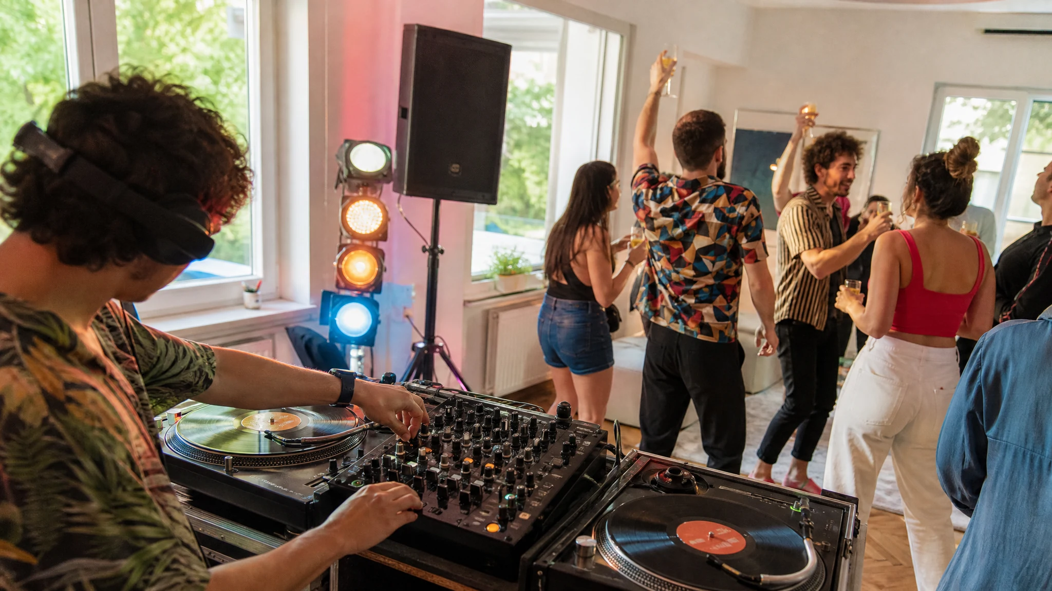 DJ für private Feier - Was eine private Feier mit DJ wirklich kostet - Preisfaktoren im Überblick